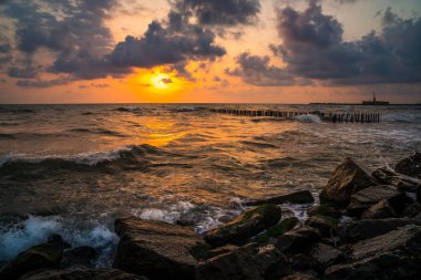Gün batımı. Güzel gün batımı Karadeniz. Altın deniz günbatımı. Gün batımı deniz 