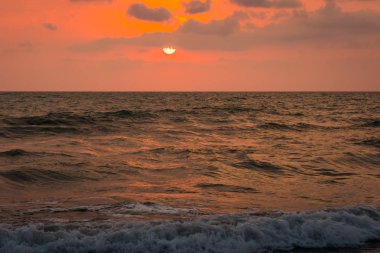 Gün batımı. Güzel gün batımı Karadeniz. Altın deniz günbatımı. Gün batımı deniz 