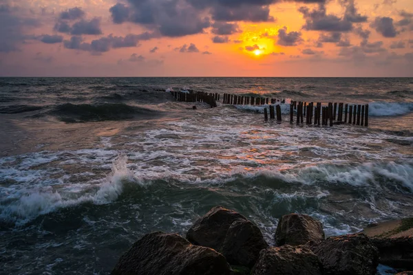 Gün batımı. Güzel gün batımı Karadeniz. Altın deniz günbatımı. Gün batımı deniz 