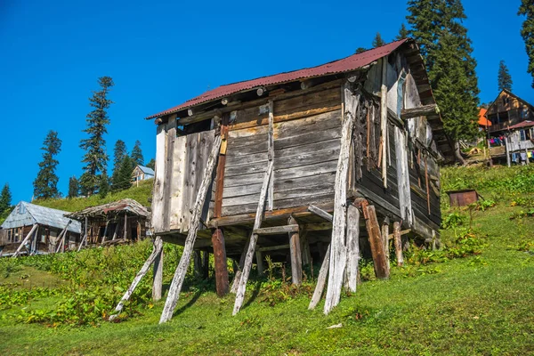 Hütten im Bakhmaro-Dorf, einem der schönsten Bergregionen — Stockfoto