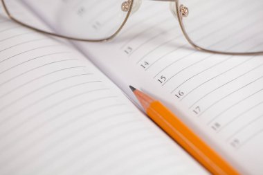 Belgili tanımlık defter kalem ve göz gözlük