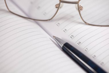 Kalem gözüne gözlük ve dizüstü bilgisayar, iş ile