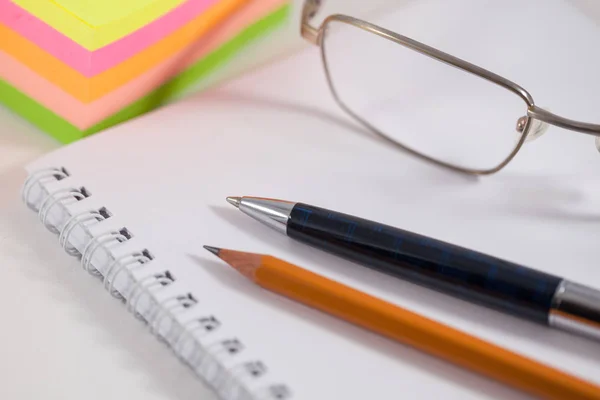 Bolígrafo, lápiz, hojas de color y cuaderno, negocios — Foto de Stock