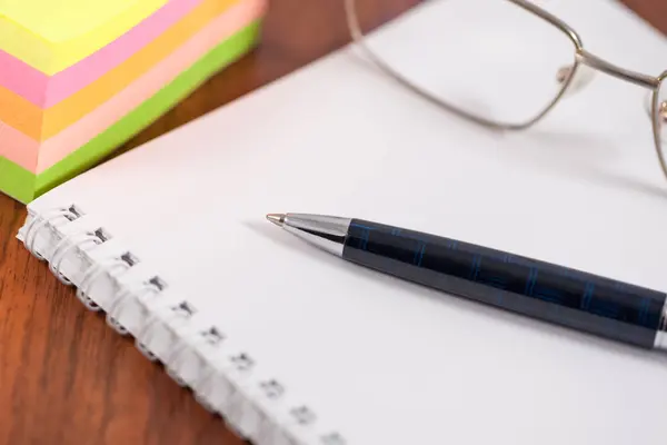 Bolígrafo con anteojos y cuaderno, negocios — Foto de Stock