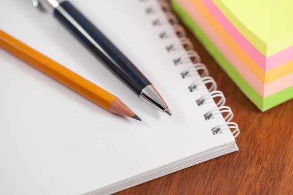 Caneta esferográfica, lápis, folhas de cor e caderno, negócios — Fotografia de Stock