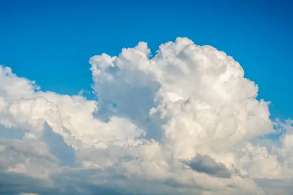 Langit biru dengan latar belakang awan, alam, tekstur — Stok Foto