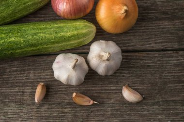 Sarımsak, soğan, salatalık, patates ve domates eski masa