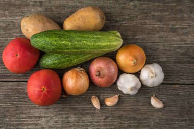 Sarımsak, soğan, salatalık, patates ve domates eski masa
