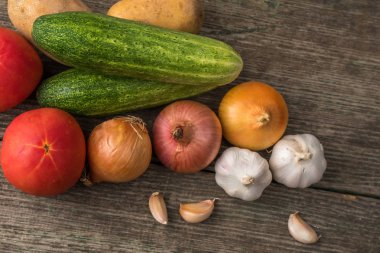 Sarımsak, soğan, salatalık, patates ve domates eski masa