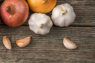 Sarımsak ve soğan üzerinde eski bir tabloyu, sebze