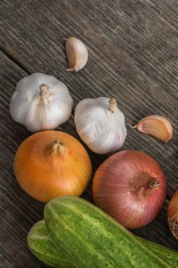Sarımsak, soğan, salatalık, patates ve domates eski masa