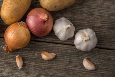 Sarımsak, soğan ve patates üzerinde eski bir tabloyu
