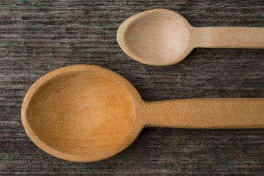 El yapımı tahta kaşıklar ahşap bir masa, mutfak araçları üzerinde