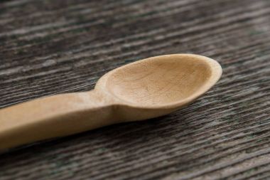 El yapımı tahta kaşıklar ahşap bir masa, mutfak araçları üzerinde