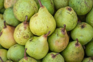İçinde belgili tanımlık çarşı taze sarı ve yeşil armut