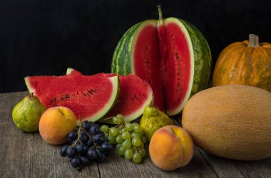 Karpuz, kavun, üzüm, şeftali, armut, eski ahşap kabak ta