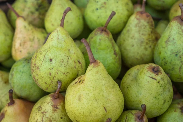 Peras frescas amarillas y verdes en el mercado — Foto de Stock