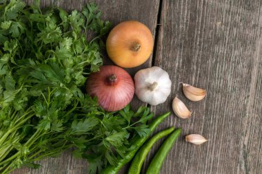 Soğan, Mısır, sarımsak, biber, kişniş ve maydanoz üzerinde eski bir woo