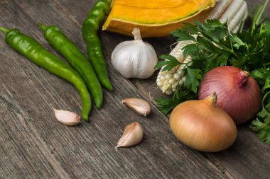 Soğan, kabak, sarımsak, Mısır, biber, kişniş ve maydanoz üzerinde bir