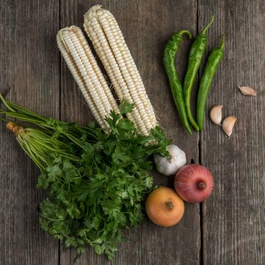 Soğan, Mısır, sarımsak, biber, kişniş ve maydanoz üzerinde eski bir woo