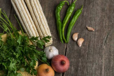 Soğan, Mısır, sarımsak, biber, kişniş ve maydanoz üzerinde eski bir woo