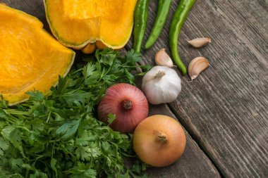 Soğan, kabak, sarımsak, biber, kişniş ve maydanoz üzerinde eski bir 