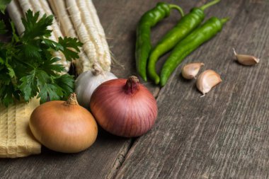 Soğan, Mısır, sarımsak, biber, kişniş ve maydanoz üzerinde eski bir woo