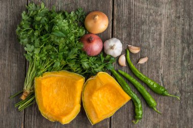 Soğan, kabak, sarımsak, biber, kişniş ve maydanoz üzerinde eski bir 