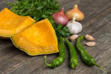 Soğan, kabak, sarımsak, biber, kişniş ve maydanoz üzerinde eski bir 