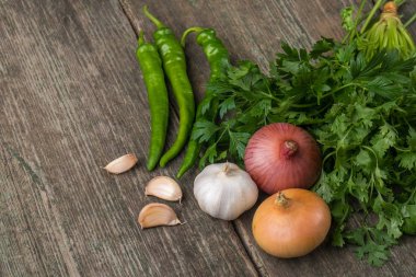 Soğan, Mısır, sarımsak, biber, kişniş ve maydanoz üzerinde eski bir woo