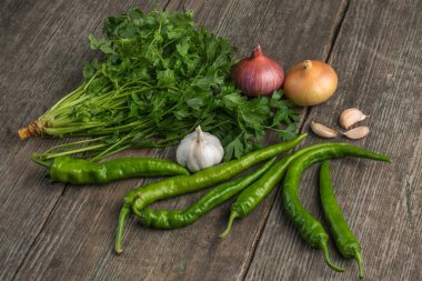 Soğan, Mısır, sarımsak, biber, kişniş ve maydanoz üzerinde eski bir woo