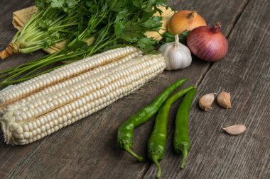 Soğan, Mısır, sarımsak, biber, kişniş ve maydanoz üzerinde eski bir woo