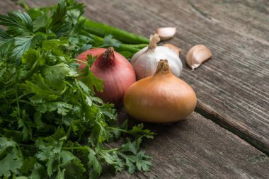 Soğan, Mısır, sarımsak, biber, kişniş ve maydanoz üzerinde eski bir woo