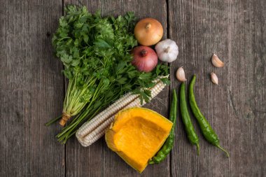 Soğan, kabak, sarımsak, Mısır, biber, kişniş ve maydanoz üzerinde bir