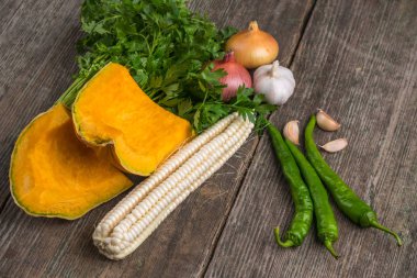 Soğan, kabak, sarımsak, Mısır, biber, kişniş ve maydanoz üzerinde bir