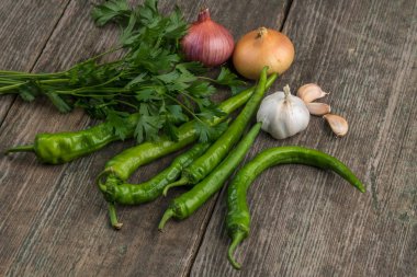 Soğan, Mısır, sarımsak, biber, kişniş ve maydanoz üzerinde eski bir woo