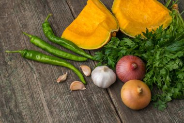 Soğan, kabak, sarımsak, biber, kişniş ve maydanoz üzerinde eski bir 