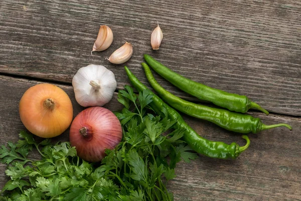 Soğan, Mısır, sarımsak, biber, kişniş ve maydanoz üzerinde eski bir woo