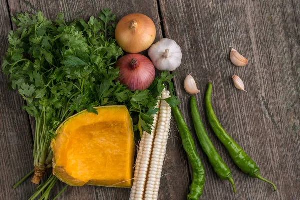 Oignon, citrouille, ail, maïs, poivre, coriandre et persil sur un — Photo