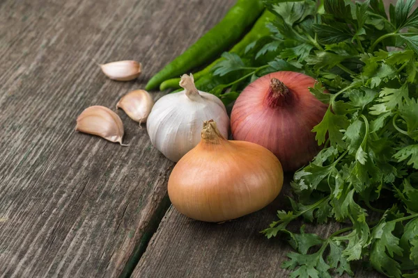 Cebolla, maíz, ajo, pimienta, cilantro y perejil en un viejo woo — Foto de Stock