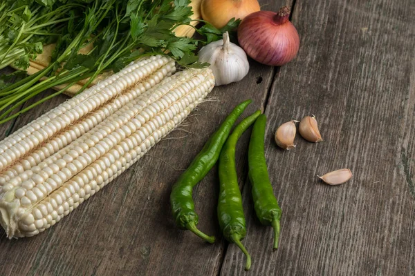 Lök, majs, vitlök, peppar, koriander och persilja på en gammal woo — Stockfoto