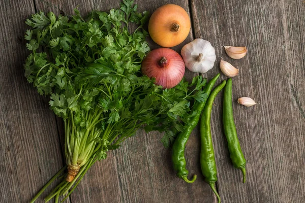 Soğan, Mısır, sarımsak, biber, kişniş ve maydanoz üzerinde eski bir woo