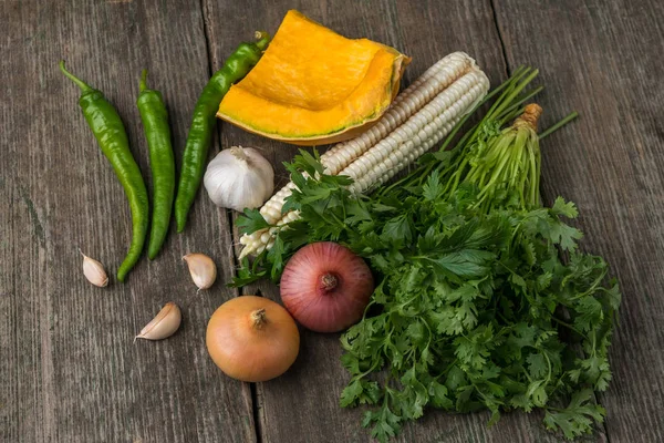 Soğan, kabak, sarımsak, Mısır, biber, kişniş ve maydanoz üzerinde bir