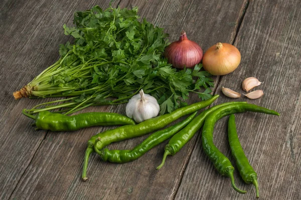 Soğan, Mısır, sarımsak, biber, kişniş ve maydanoz üzerinde eski bir woo