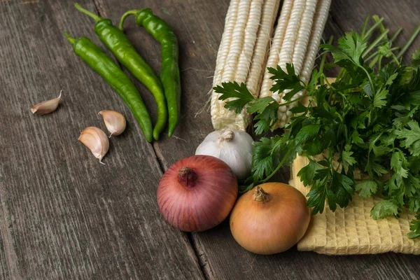 Oignon, maïs, ail, poivre, coriandre et persil sur un vieux woo — Photo