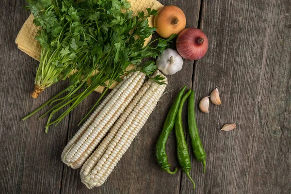 Soğan, Mısır, sarımsak, biber, kişniş ve maydanoz üzerinde eski bir woo