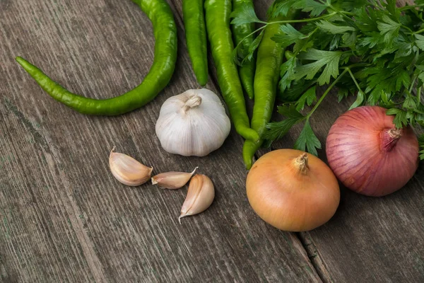 Cebolla, maíz, ajo, pimienta, cilantro y perejil en un viejo woo — Foto de Stock