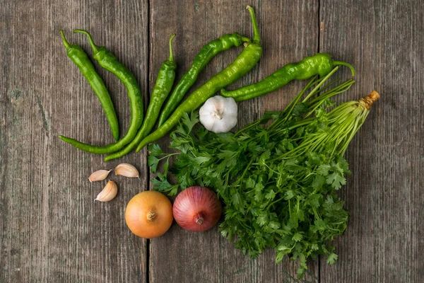 Soğan, Mısır, sarımsak, biber, kişniş ve maydanoz üzerinde eski bir woo