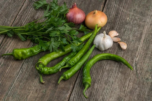 Soğan, Mısır, sarımsak, biber, kişniş ve maydanoz üzerinde eski bir woo