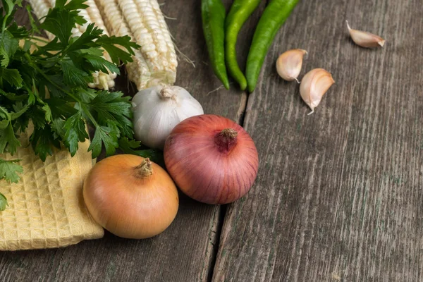 Soğan, Mısır, sarımsak, biber, kişniş ve maydanoz üzerinde eski bir woo